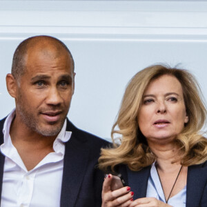 Exclusif - Valérie Trierweiler et son nouveau compagnon Romain Magellan (ex-star du rugby) s'embrassent dans les tribunes de la finale du Top 14 français entre Montpellier et Castres au Stade de France à Paris, le 2 juin 2018. © Pierre Perusseau/Bestimage