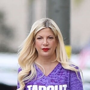 Exclusif - Tori Spelling et son mari D. McDermott se baladent avec leur fille Stella dans les rues de Woodland Hills, le 26 mai 2018.