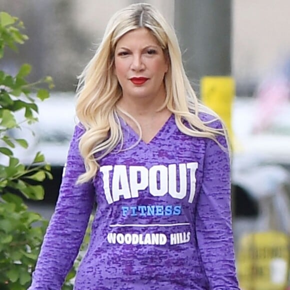 Exclusif - Tori Spelling et son mari D. McDermott se baladent avec leur fille Stella dans les rues de Woodland Hills, le 26 mai 2018.