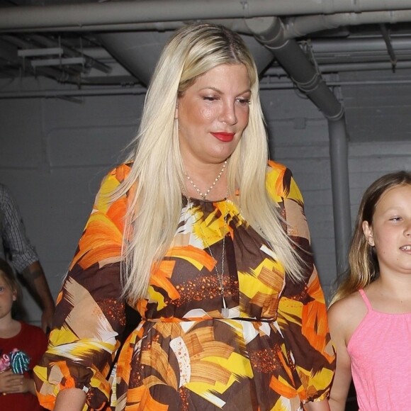 Exclusif - Tori Spelling est allée fêter son anniversaire (45 ans) avec son mari Dean McDermott et ses enfants Stella, Liam, Hattie, Finn, Beau au restaurant "Katana Robata" à West Hollywood. Le 16 mai 2018.