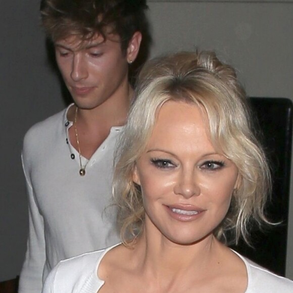 Pamela Anderson et son ami quittent le restaurant Craig à West Hollywood le 15 juin 2018.