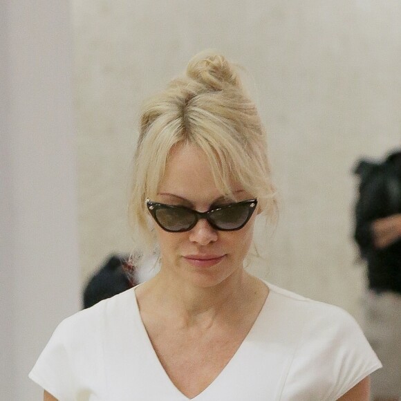 Exclusif - Pamela Anderson arrive à l'aéroport de JFK à New York, le 4 juin 2018