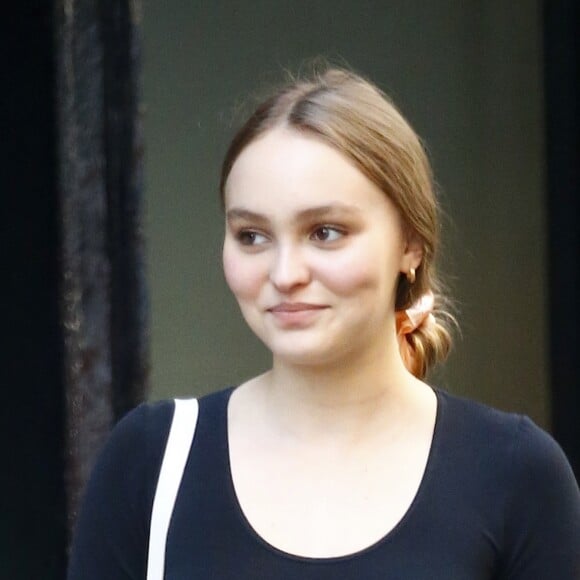 Lily Rose Depp attend sa voiture devant son hôtel dans le quartier de Soho à New York, le 30 mai 2018