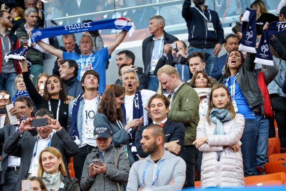 Valérie Begue, Dylan Deschamps, Nagui, sa femme Mélanie Page, Claude Deschamps, Leïla Kaddour-Boudadi lors du match de coupe du monde opposant la France au Pérou au stade Ekaterinburg à Yekaterinburg, Russie, le 21 juin 2018. La France a gagné 1-0. © Cyril Moreau/Bestimage