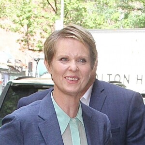 Cynthia Nixon arrive sur plateau de l'émission "The View" à New York, le 21 juin 2018.