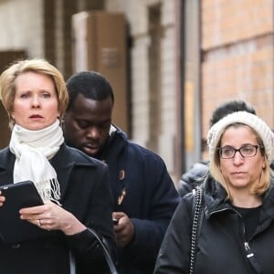 Exclusif - Cynthia Nixon, candidate au poste de gouverneur de l'Etat de New York, se promène dans les rues de New York, accompagnée de son assistante et d'un garde du corps. Le 27 mars 2018
