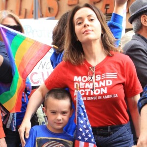 Alyssa Milano et son fils Milo Thomas Bugliari - Les célébrités et des centaines de milliers de manifestants protestent contre les armes à feu (March For Our Lives) à Los Angeles, le 24 mars 2018