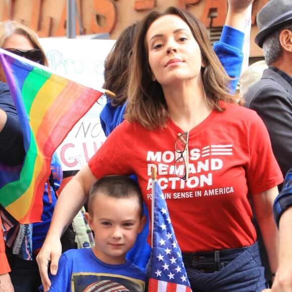 Alyssa Milano et son fils Milo Thomas Bugliari - Les célébrités et des centaines de milliers de manifestants protestent contre les armes à feu (March For Our Lives) à Los Angeles, le 24 mars 2018