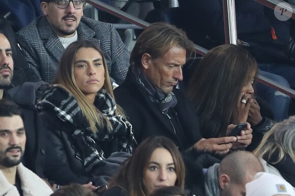 Hervé Renard et sa fille Candide dans les tribunes du parc des Princes lors du au match de football de Ligue 1 Paris Saint-Germain contre Espérance sportive Troyes Aube Champagne à Paris, France, le 19 novembre 2017. © Cyril Moreau/Bestimage