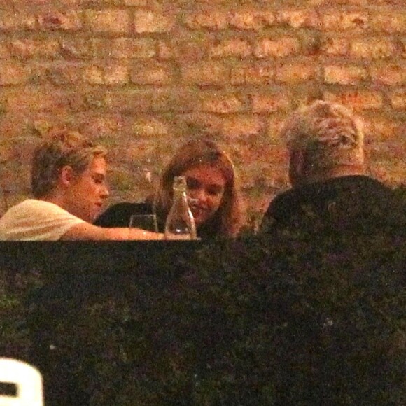 Exclusif - Kristen Stewart et sa compagne Stella Maxwell sont allées dîner avec des amis au Scout à Los Angeles. Le 26 juin 2018.