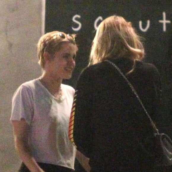 Exclusif - Kristen Stewart et sa compagne Stella Maxwell sont allées dîner avec des amis au Scout à Los Angeles. Le 26 juin 2018.