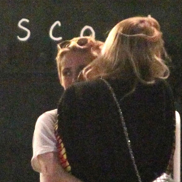 Exclusif - Kristen Stewart et sa compagne Stella Maxwell sont allées dîner avec des amis au Scout à Los Angeles. Le 26 juin 2018.