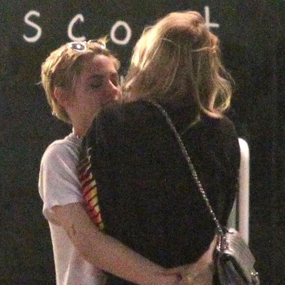 Exclusif - Kristen Stewart et sa compagne Stella Maxwell sont allées dîner avec des amis au Scout à Los Angeles. Le 26 juin 2018.