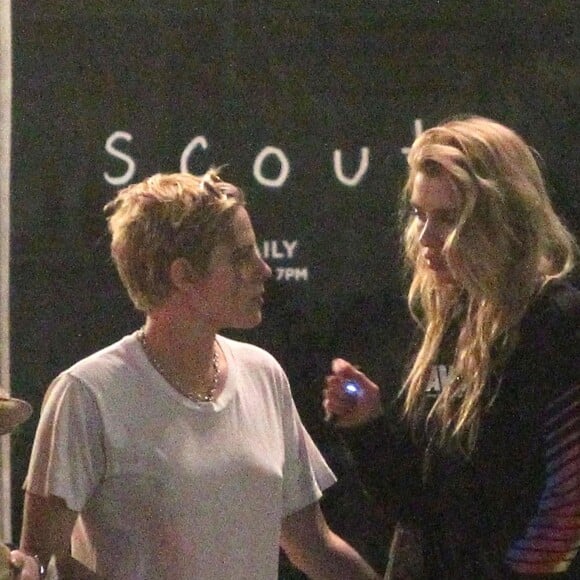 Exclusif - Kristen Stewart et sa compagne Stella Maxwell sont allées dîner avec des amis au Scout à Los Angeles. Le 26 juin 2018.