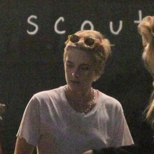 Exclusif - Kristen Stewart et sa compagne Stella Maxwell sont allées dîner avec des amis au Scout à Los Angeles. Le 26 juin 2018.