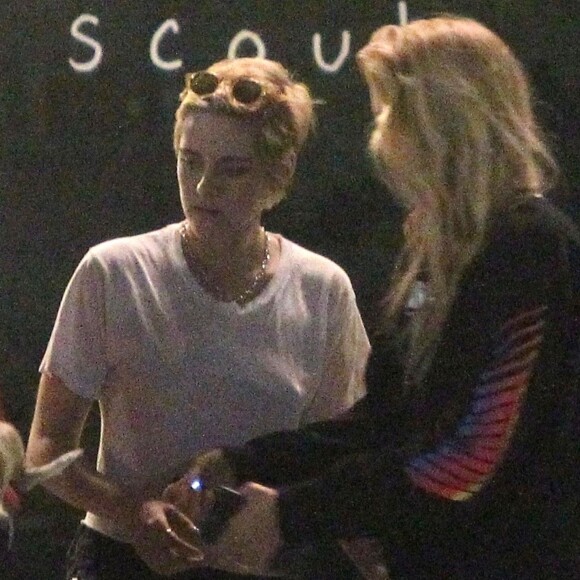 Exclusif - Kristen Stewart et sa compagne Stella Maxwell sont allées dîner avec des amis au Scout à Los Angeles. Le 26 juin 2018.