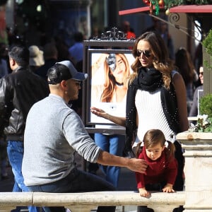 Exclusif - Stacy Keibler fait du shopping avec son mari Jared Pobre et leur fille Ava à Hollywood le 3 décembre 2016.