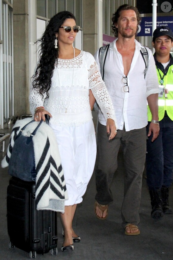 Exclusif - Matthew McConaughey et sa femme Camila Alves arrivent à Rio de Janeiro au Brésil pour assister au mariage de leur amie, le 24 octobre 2017