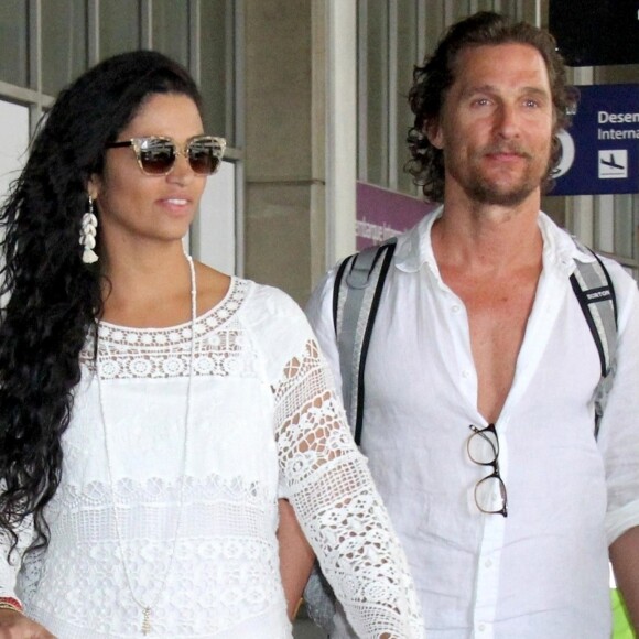 Exclusif - Matthew McConaughey et sa femme Camila Alves arrivent à Rio de Janeiro au Brésil pour assister au mariage de leur amie, le 24 octobre 2017