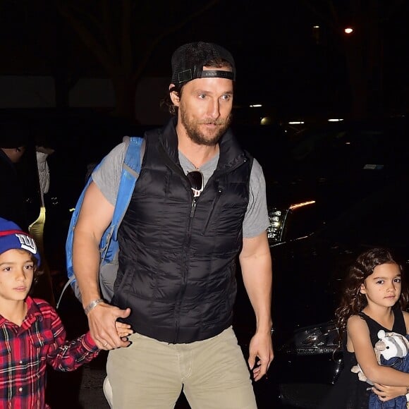 Exclusif - L'acteur Matthew McConaughey à New York avec sa femme Camila et ses enfants Levi, Vita et Livingston à New York le 14 décembre 2016.