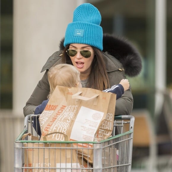 Exclusif - Megan Fox fait ses courses de Noël avec son mari Brian Austin Green et leurs fils Noah à Los Angeles le 23 decembre 2017.