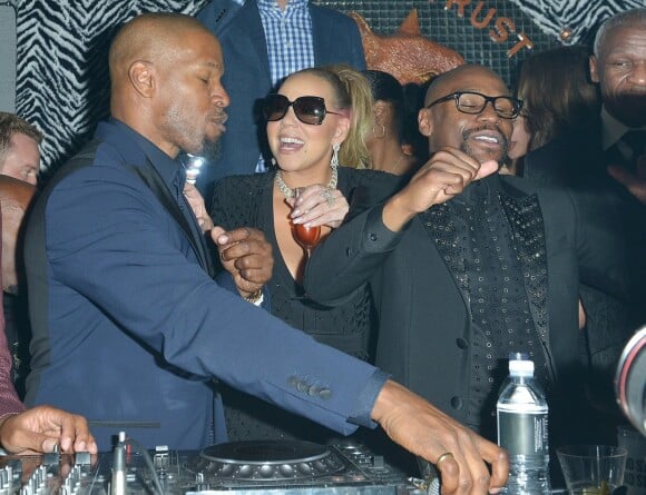 Floyd Mayweather (à droite) s'amuse avec Jamie Foxx et Mariah Carey lors de sa soirée d'anniversaire à Los Angeles, le 24 février 2018