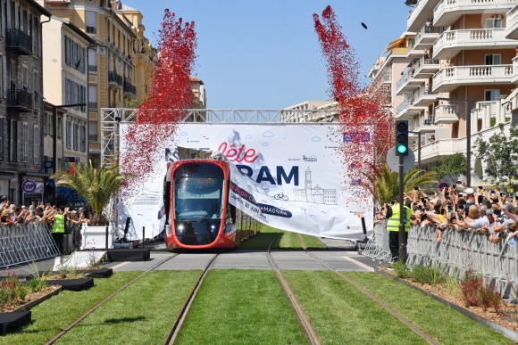 Exclusif - Arrivée du tramway sur le tronçon aérien entre le CADAM et Magnan à Nice 30 juin 2018 lors de l'inauguration de la ligne 2 Ouest Est du tramway sur le tronçon aérien entre le CADAM et Magnan à Nice 30 juin 2018. © Bruno Bebert/Bestimage