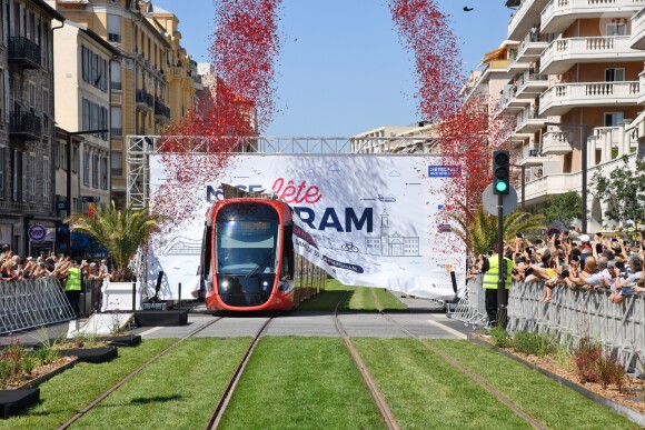 Exclusif - Arrivée du tramway sur le tronçon aérien entre le CADAM et Magnan à Nice 30 juin 2018 lors de l'inauguration de la ligne 2 Ouest Est du tramway sur le tronçon aérien entre le CADAM et Magnan à Nice 30 juin 2018. © Bruno Bebert/Bestimage