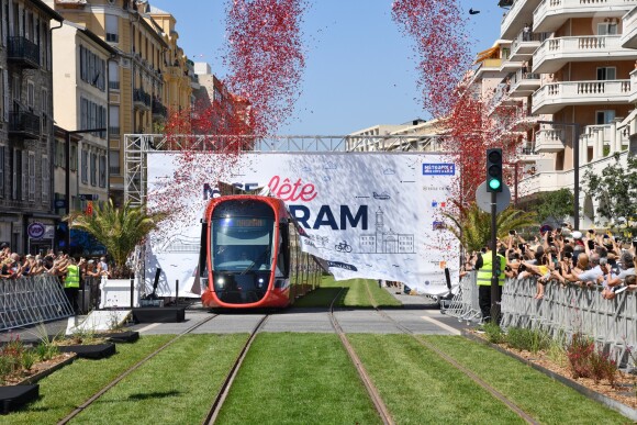 Exclusif - Arrivée du tramway sur le tronçon aérien entre le CADAM et Magnan à Nice 30 juin 2018 lors de l'inauguration de la ligne 2 Ouest Est du tramway sur le tronçon aérien entre le CADAM et Magnan à Nice 30 juin 2018. © Bruno Bebert/Bestimage