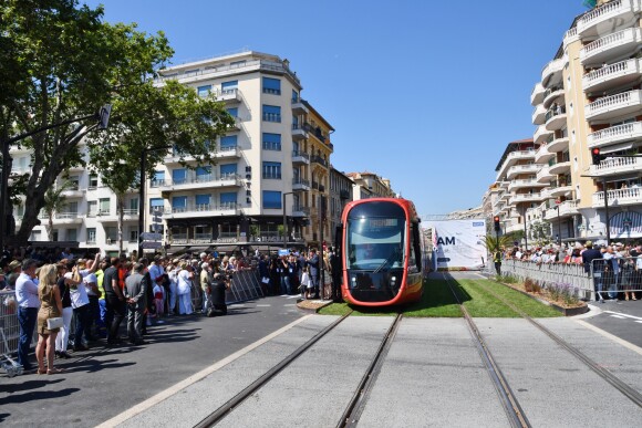 Exclusif - Arrivée du tramway sur le tronçon aérien entre le CADAM et Magnan à Nice 30 juin 2018 lors de l'inauguration de la ligne 2 Ouest Est du tramway sur le tronçon aérien entre le CADAM et Magnan à Nice 30 juin 2018. © Bruno Bebert/Bestimage