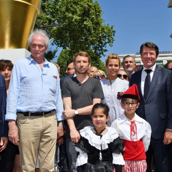 Exclusif - Louis Negre, le maire de Cagnes Sur mer, l'artiste plasticien, Jean Pierre Raynaud, devant son oeuvre "Métamorphose", Laura Tenoudji, son mari Christian Estrosi, le maire de Nice, et Jean Jacques Aillagon durant l'inauguration de la ligne 2 Ouest Est du tramway sur le tronçon aérien entre le CADAM et Magnan à Nice 30 juin 2018. Ce tramway est le premier au monde à utiliser un système innovant de recharge ponctuelle en station permettant une autonomie totale entre les stations aèriennes. Le SRS est un système de recharge statique par le sol mis au point par Alstom. Un tramway plus propre, plus performant avec un design signé par le niçois Ora Ito. Cet été, de 7h à 21h et jusqu'au 2 septembre les 7kms mis en service seront gratuits pour les usagers, d'ici septembre 2019 la partie souterraine sera terminée et les passagers pourront rejoindre l'aéroport en partant du port en 26 minutes.30/06/2018 - Nice