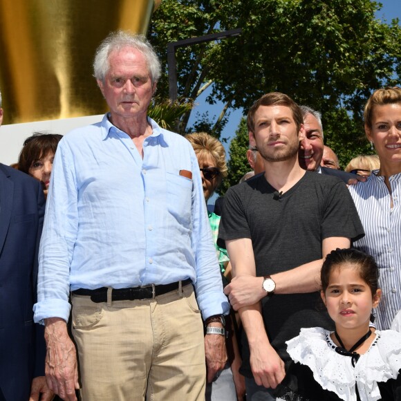 Exclusif - L'artiste plasticien, Jean Pierre Raynaud, devant son oeuvre "Métamorphose" et Ora Ito durant l'inauguration de la ligne 2 Ouest Est du tramway sur le tronçon aérien entre le CADAM et Magnan à Nice 30 juin 2018. Ce tramway est le premier au monde à utiliser un système innovant de recharge ponctuelle en station permettant une autonomie totale entre les stations aèriennes. Le SRS est un système de recharge statique par le sol mis au point par Alstom. Un tramway plus propre, plus performant avec un design signé par le niçois Ora Ito. Cet été, de 7h à 21h et jusqu'au 2 septembre les 7kms mis en service seront gratuits pour les usagers, d'ici septembre 2019 la partie souterraine sera terminée et les passagers pourront rejoindre l'aéroport en partant du port en 26 minutes.30/06/2018 - Nice