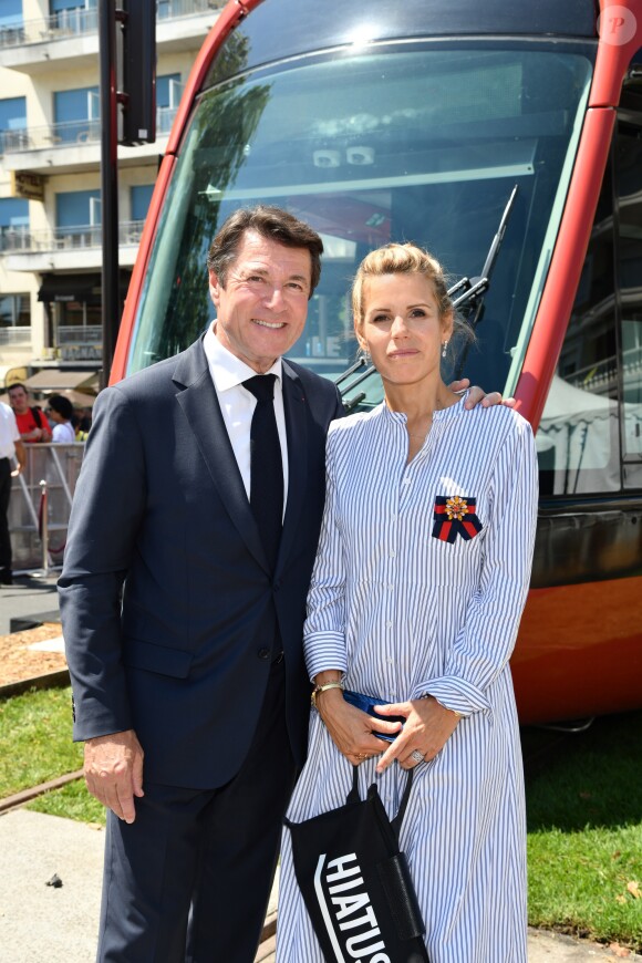 Exclusif - Christian Estrosi et sa femme Laura Tenoudji durant l'inauguration de la ligne 2 Ouest Est du tramway sur le tronçon aérien entre le CADAM et Magnan à Nice 30 juin 2018. Ce tramway est le premier au monde à utiliser un système innovant de recharge ponctuelle en station permettant une autonomie totale entre les stations aèriennes. Le SRS est un système de recharge statique par le sol mis au point par Alstom. Un tramway plus propre, plus performant avec un design signé par le niçois Ora Ito. Cet été, de 7h à 21h et jusqu'au 2 septembre les 7kms mis en service seront gratuits pour les usagers, d'ici septembre 2019 la partie souterraine sera terminée et les passagers pourront rejoindre l'aéroport en partant du port en 26 minutes.30/06/2018 - Nice