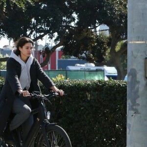 Exclusive - Owen Wilson fait du vélo avec une mystérieuse inconnue dans les rues de Santa Monica, le 15 février 2018