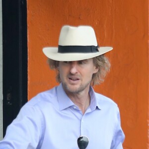 Exclusif - Owen Wilson s'arrête dans la boutique de vélo "Bike Attack & Electric" à Venice le 14 février 2018.