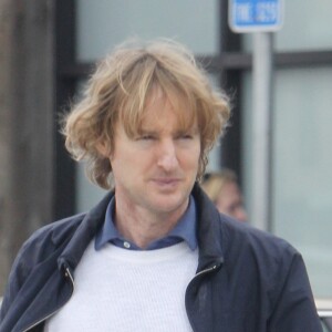 Owen Wilson quitte une épicerie de Malibu avec son fils Robert à Los Angeles, Californie, Etats-Unis, le 5 février 2017. © CPA/Bestimage