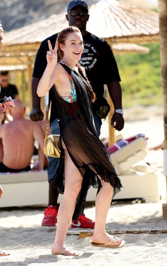Lindsay Lohan, légèrement dénudée, passe du bon temps dans un club à Mykonos, le 7 juin 2018.