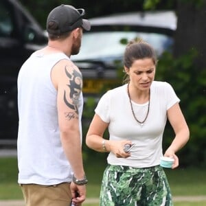 Exclusif - Tom Hardy s'achète une glace, joue au ballon et rejoint sa femme Charlotte Riley dans un parc à Londres, le 15 juin 2017.