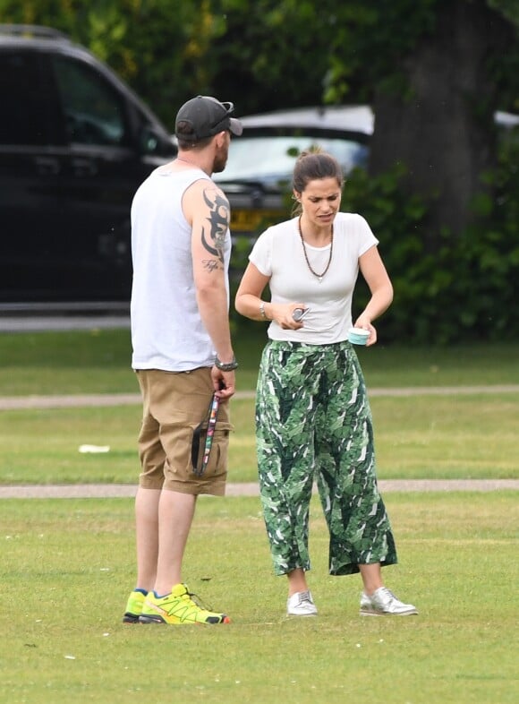 Exclusif - Tom Hardy s'achète une glace, joue au ballon et rejoint sa femme Charlotte Riley dans un parc à Londres, le 15 juin 2017.