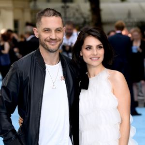 Tom Hardy et Charlotte Riley (enceinte) à la première du film "Swimming with Men" à Londres le 4 juillet 2018.