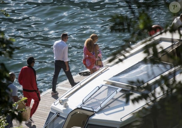Beyonce et son mari Jay-Z se promènent à bord d'une voiture vintage cabriolet rouge lors de leurs vacances à Lake Como en Italie le 7 juillet 2018