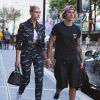 Hailey Baldwin et Justin Bieber se tiennent la main en sortant du restaurant Nobu à Los Angeles. Hailey porte un ensemble Versace, le 5 juillet 2018.  Justin Bieber and Hailey Baldwin are spotted holding hands outside of Nobu restaurant in New York City following a dinner date. Bieber, 24, went casual in a black T-shirt and matching athletic shorts, white slippers and a purple backwards baseball cap. Baldwin, 21, sported a matching denim Versace jacket and pants with a white crop top underneath. She paired the look with casual white sneakers and a purse. 5th july 2018.05/07/2018 - Los Angeles