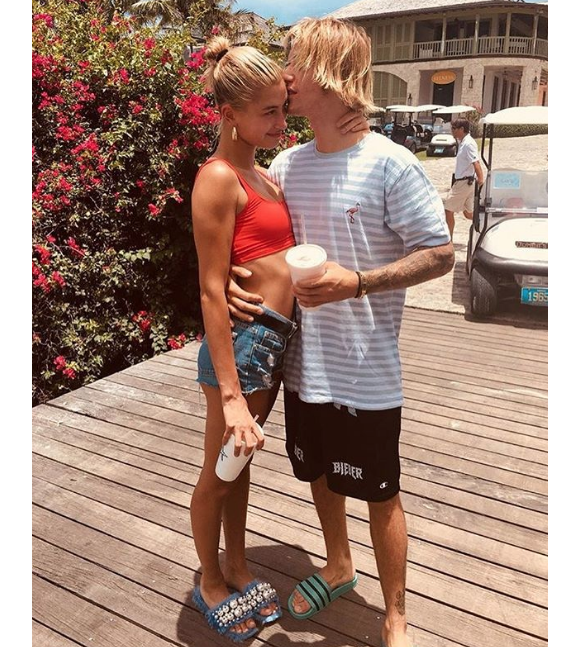 Justin Bieber et Hailey Baldwin en vacances aux Bahamas le 7 juillet 2018. Le couple vient de se fiancer.