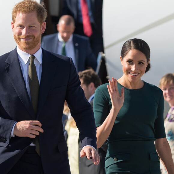 Le prince Harry, duc de Sussex et sa femme Meghan Markle, duchesse de Sussex arrivent à l'aéroport de Dublin, le 10 juillet 2018.