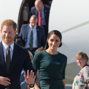 Le prince Harry, duc de Sussex et sa femme Meghan Markle, duchesse de Sussex arrivent à l'aéroport de Dublin, le 10 juillet 2018.