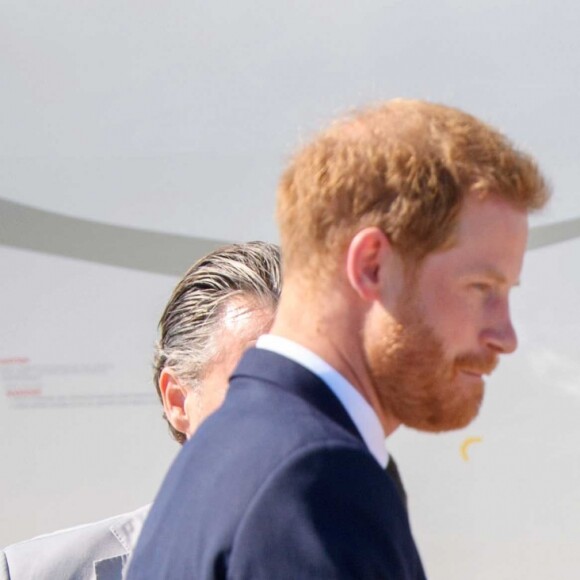 Le prince Harry, duc de Sussex et sa femme Meghan Markle, duchesse de Sussex arrivent à l'aéroport de Dublin, le 10 juillet 2018.