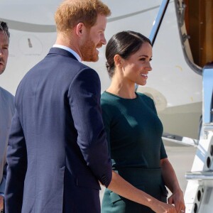 Le prince Harry, duc de Sussex et sa femme Meghan Markle, duchesse de Sussex arrivent à l'aéroport de Dublin, le 10 juillet 2018.