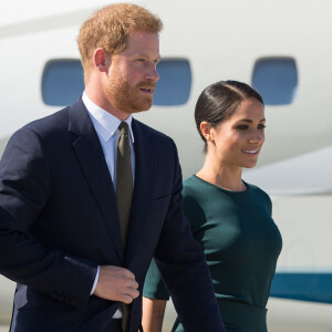 Le prince Harry, duc de Sussex et sa femme Meghan Markle, duchesse de Sussex arrivent à l'aéroport de Dublin, le 10 juillet 2018.