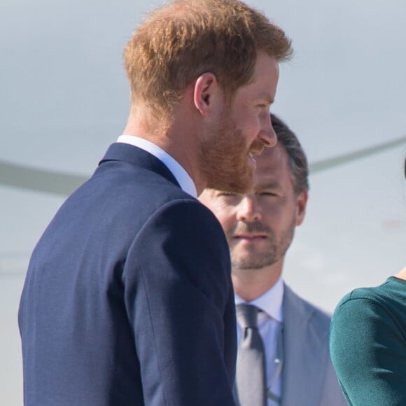 Le prince Harry, duc de Sussex et sa femme Meghan Markle, duchesse de Sussex arrivent à l'aéroport de Dublin, le 10 juillet 2018.