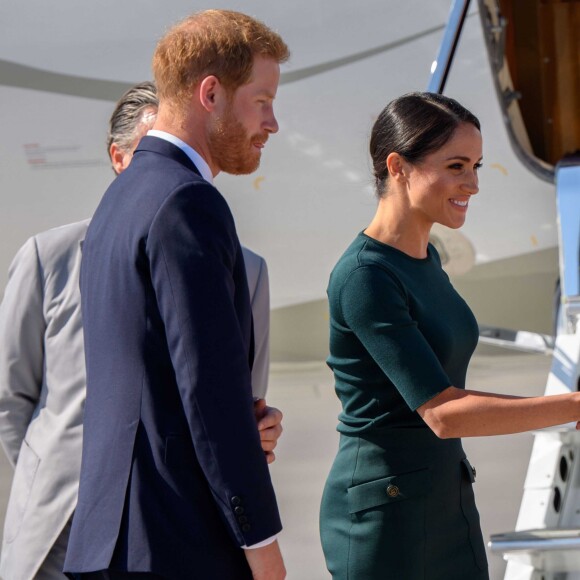 Le prince Harry, duc de Sussex et sa femme Meghan Markle, duchesse de Sussex arrivent à l'aéroport de Dublin, le 10 juillet 2018.